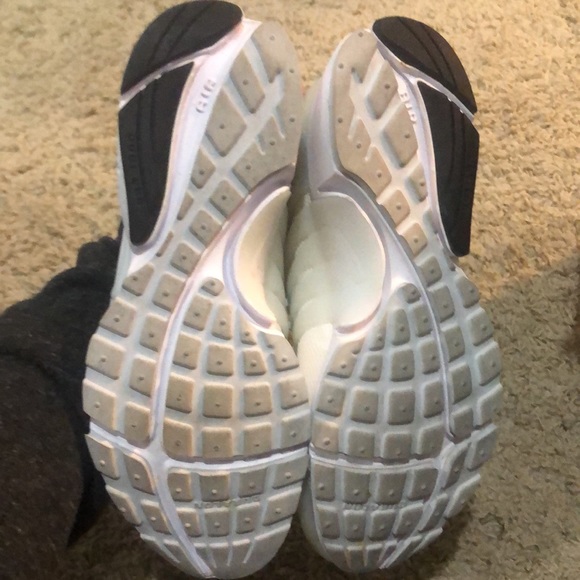 Women’s Nikes size 9 - Picture 3 of 3